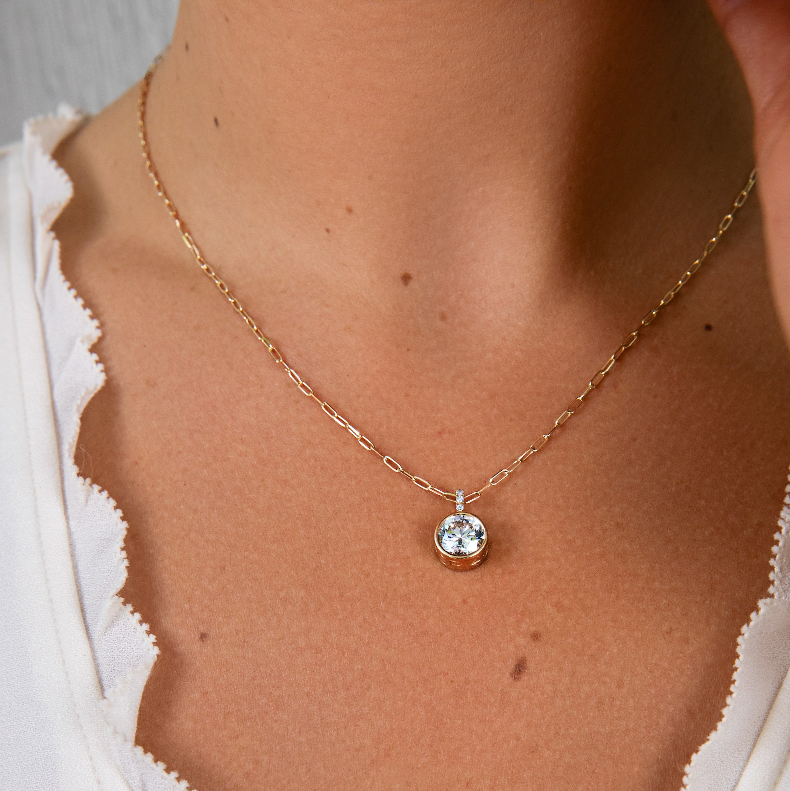 Round Pendant + Free Chain Necklace